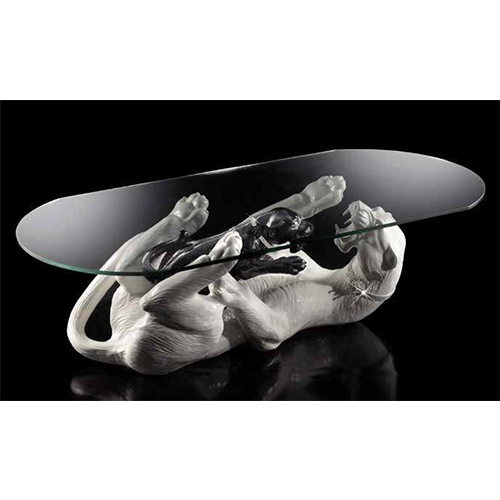 Стол с изображением лежащей пантеры и маленького детёныша под стеклом